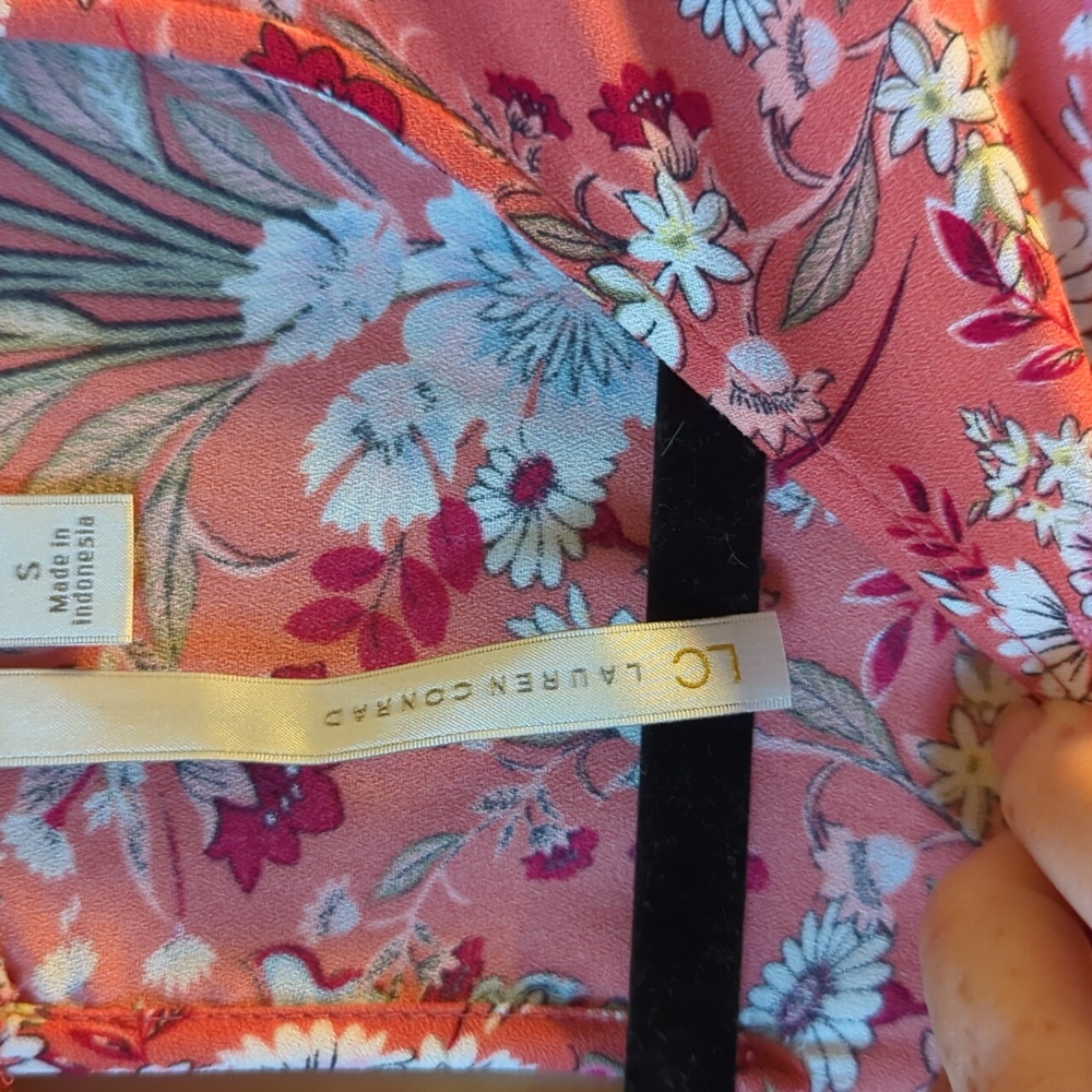 Small Lauren Conrad blouse - Picture 6 of 7